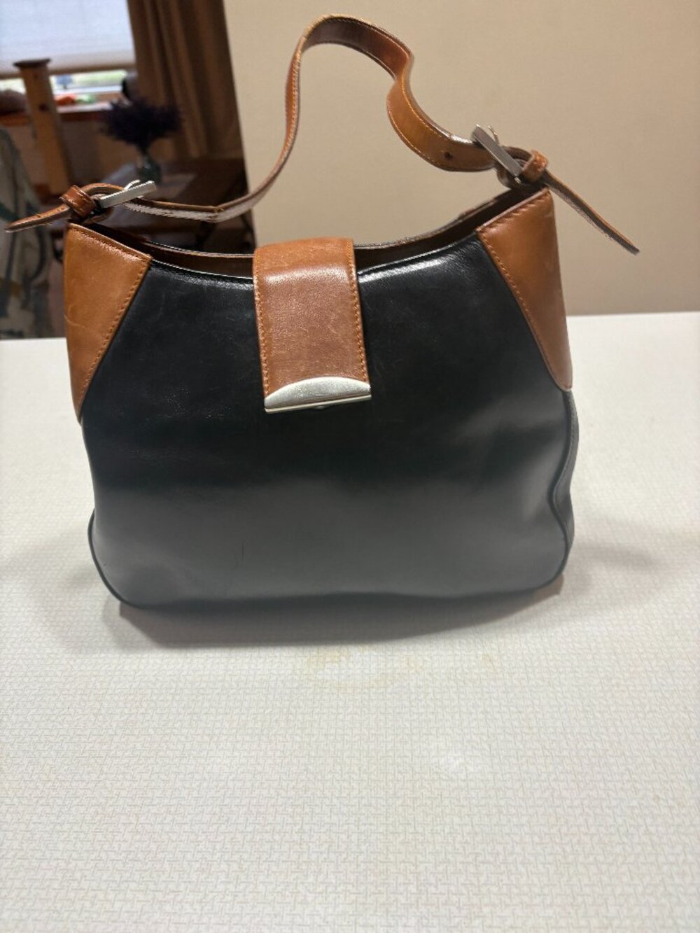 EUC M London Leather shoulder bag in Black and Brown